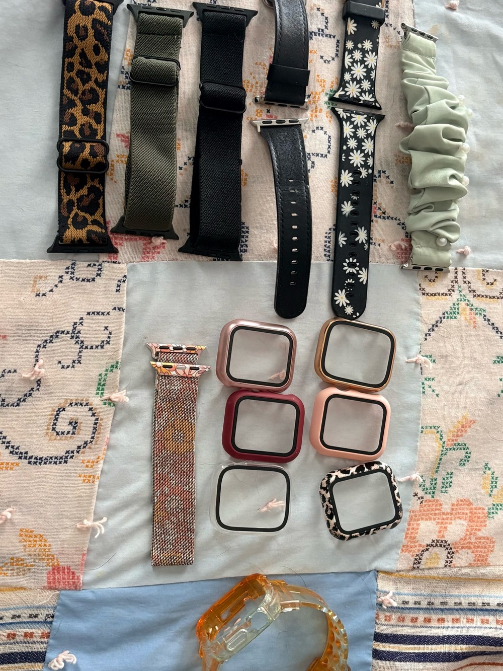 Apple Watch SE bundle - Picture 2 of 3